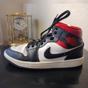 AIR JORDAN Retro 1 Mid Women's Size 8 Black Gym Red BQ6472-061. Good Condition